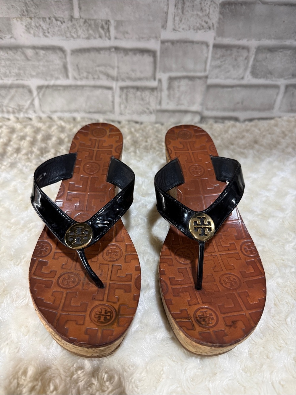 Tory Burch Black Patent Leather Thong Wedge Sandals with Gold Logo, sz 8 M, A